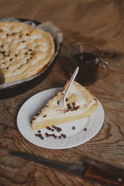 Ahşap bir arka plan üzerinde taze pişmiş cheesecake. Doğrudan yukarıdan görüntüle