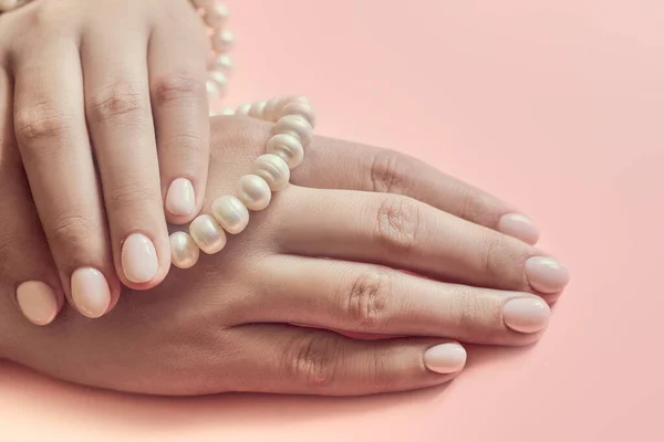 Belas Mãos Femininas Com Manicure Segurando Pérolas Mulher Mostrando Mãos — Fotografia de Stock