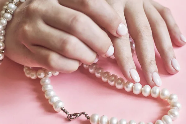 Belas Mãos Femininas Com Manicure Segurando Pérolas Mulher Mostrando Mãos — Fotografia de Stock