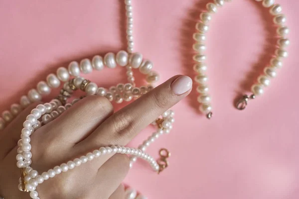 Belas Mãos Femininas Com Manicure Segurando Pérolas Mulher Mostrando Mãos — Fotografia de Stock