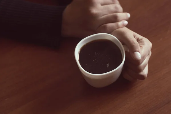 Wanita Warung Kopi Seorang Wanita Tak Dikenal Minum Kopi Lingkungan — Stok Foto