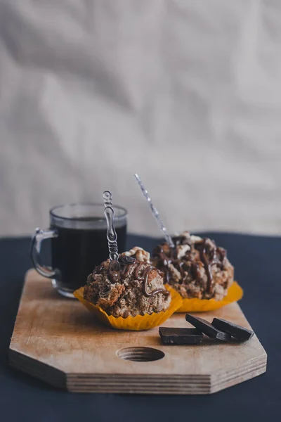 Siyah Çikolatalı Yulaf Kurabiyesi Tahta Kesme Tahtasının Üzerinde Kahve Üst — Stok fotoğraf