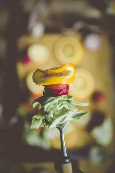 Hand Met Verse Biologische Salade Vork Uitzicht Van Bovenaf — Gratis stockfoto