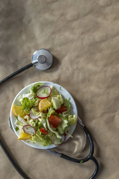 Pemandangan Dari Atas Sampai Salad Organik Sehat Dan Stetoskop Simbol — Stok Foto