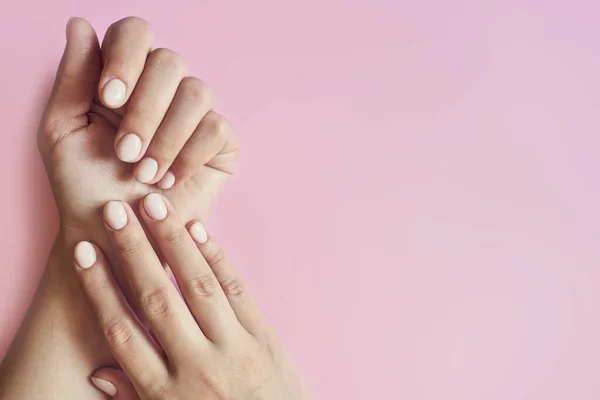 Braço Mulher Irreconhecível Mulher Mostrando Mãos Com Bela Manicura Leve — Fotografia de Stock