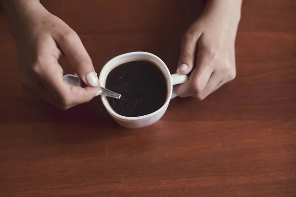 Wanita Warung Kopi Seorang Wanita Tak Dikenal Minum Kopi Lingkungan — Stok Foto