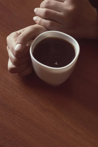 Wanita Warung Kopi Seorang Wanita Tak Dikenal Minum Kopi Lingkungan — Stok Foto