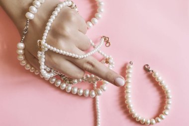 Manikürlü, incili güzel kadın elleri. Modaya uygun kadın manikürü yapan bir kadın. El bakımı