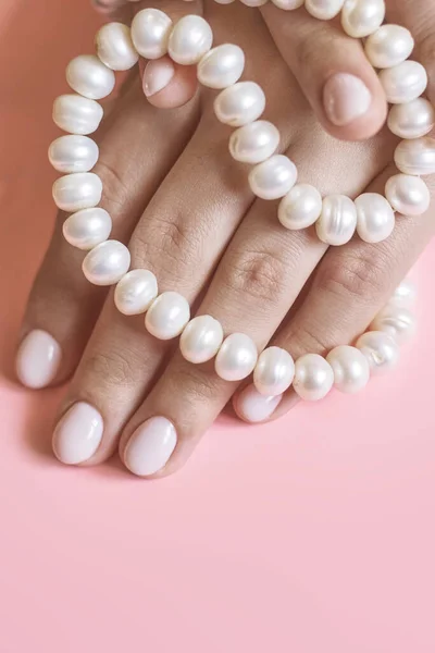 Piękne Kobiece Dłonie Manicure Trzymając Perły Kobieta Pokazuje Ręce Stylowym — Zdjęcie stockowe