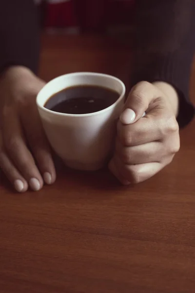 Een Vrouw Koffieshop Een Onherkenbare Vrouw Die Koffie Drinkt Een — Stockfoto