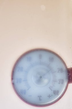 Pencerelerdeki termometre artı 10 santigrat dereceyi gösteriyor. Bahar, yaz geliyor. Hava giderek ısınıyor.