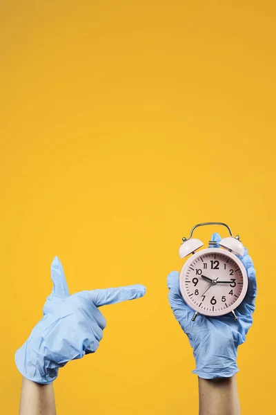 Hände Medizinischen Schutzhandschuhen Die Einen Wecker Halten Coronavirus Pandemie Zeit — Stockfoto