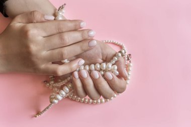 Manikürlü, incili güzel kadın elleri. Modaya uygun kadın manikürü yapan bir kadın. El bakımı