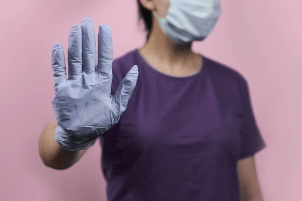 Жінка Показує Стоп Жест Припини Коронавірус Перестань Підписувати Рукою Припиніть — стокове фото