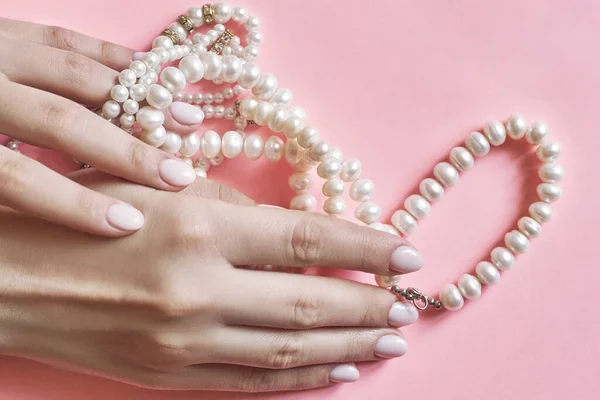 Belles Mains Féminines Avec Manucure Tenant Des Perles Femme Montrant — Photo