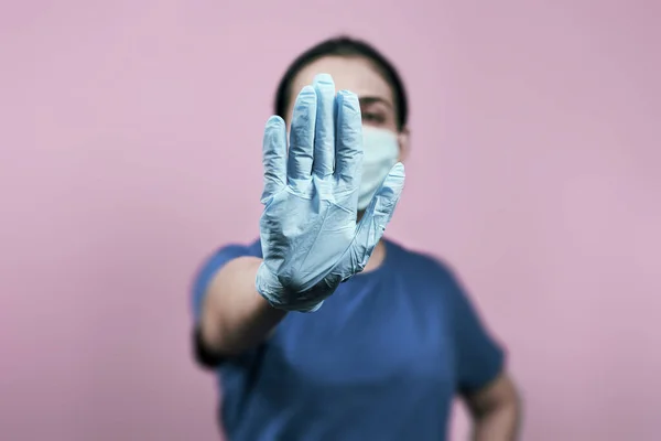 Žena Ukazující Zastavené Gesto Zastavte Koronavirus Zastavte Rukou Přestaňte Šířit — Stock fotografie