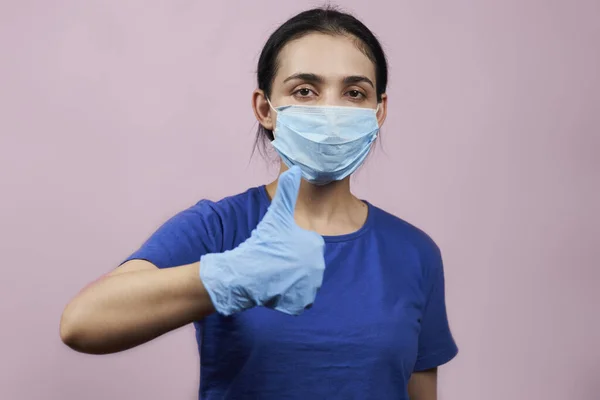 Закінчення Пандемії Ковіда Жінка Медичній Масці Обличчя Захисних Рукавичках Показують — стокове фото