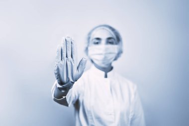 Epidemiyoloji uzmanı el hareketlerini durduruyor. El işareti. Yeni koronavirüs veya COVID-19 konsepti. Kadın doktor işaret ediyor. Corona virüsü alarmı.