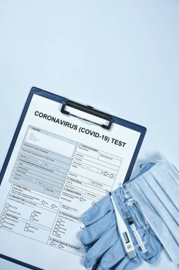 Coronavirus test formu. COVID-19 testini yaptırıyorum. 2019-Ncov testi. Tıbbi malzeme, termometre, şırınga ve ampul içeren yeni Corona virüsü için tıbbi test formu
