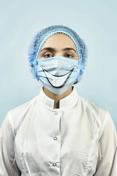 Ženská Terapeutka Směšnou Lékařskou Maskou Zubař Legrační Masce — Stock fotografie