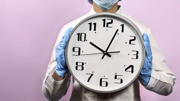 Médecin Femme Masque Protection Médicale Gants Tenant Une Grande Horloge — Photo