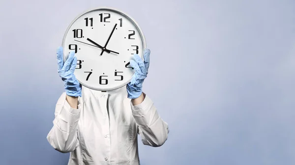 Ärztin Medizinischer Schutzmaske Und Handschuhen Mit Großer Uhr Wissenschaftler Und — Stockfoto