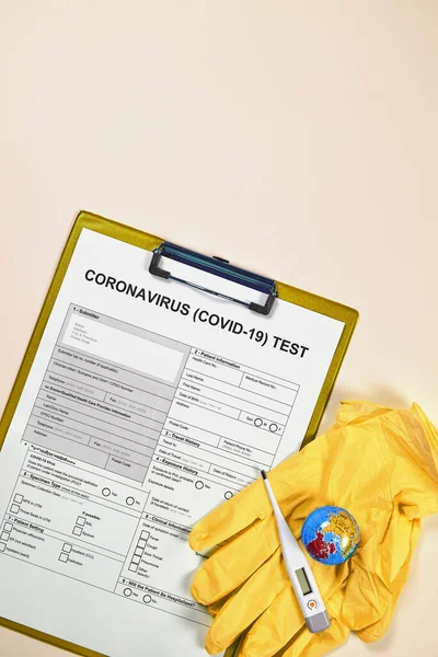 コロナウイルス検査フォーム Covid 19テストを受ける 2019 Ncovのテスト 医療機器と新しいコロナウイルスのための医療テストフォーム 温度計 注射器 地球とアンプル — ストック写真