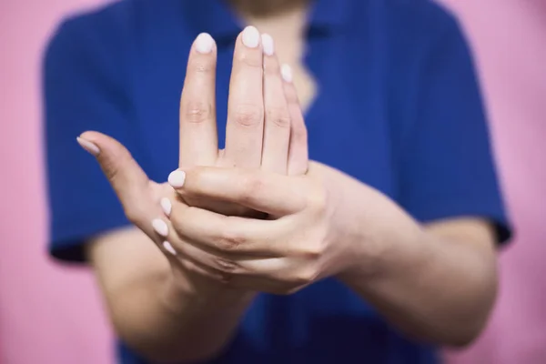 Wanita Merasa Tangan Dan Pergelangan Tangan Sakit Sindrom Terowongan Karpal — Stok Foto