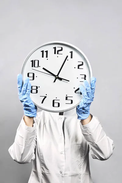 大きな時計を保持医療保護マスクや手袋の女性医師 科学者やウイルス学者は コロナウイルスワクチンの研究を急ぐ 医療従事者検索 Covid 19ワクチン — ストック写真