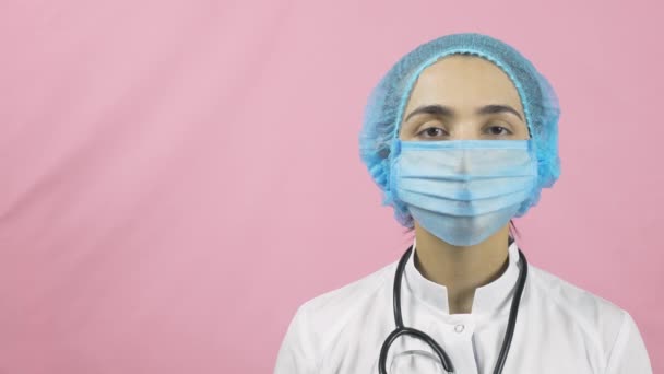 身着医用防护服的女医生展示了一种新型电晕病毒或Covid 19的微型模型 慢动作视频 — 图库视频影像