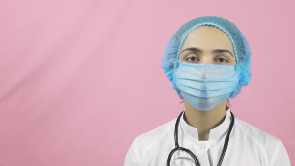 Tıbbi Koruyucu Donanımlı Kadın Doktor Yeni Bir Korona Virüsü Covid — Stok video