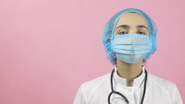 Tıbbi Maske Takan Kadın Doktor Kameraya Bakıyor Bilim Adamı Virolog — Stok video