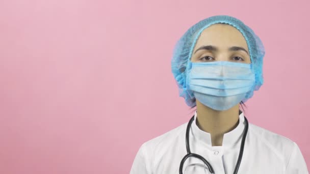 Молодой Медицинский Работник Указывает Камеру Женщина Врач Говорит Сиди Дома — стоковое видео