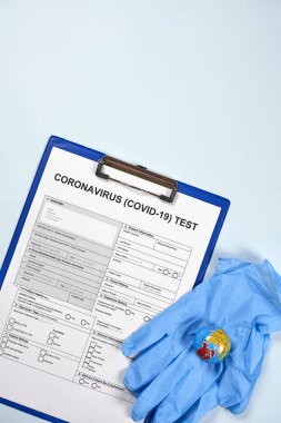 Coronavirus test formu. COVID-19 testini yaptırıyorum. 2019-Ncov testi. Tıbbi malzeme ve ekipmanlarla yeni korona virüsü için tıbbi test formu - termometre, şırınga, küre ve ampul