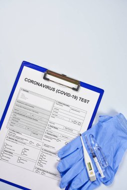 Coronavirus test formu. COVID-19 testini yaptırıyorum. 2019-Ncov testi. Tıbbi malzeme, termometre, şırınga ve ampul içeren yeni Corona virüsü için tıbbi test formu