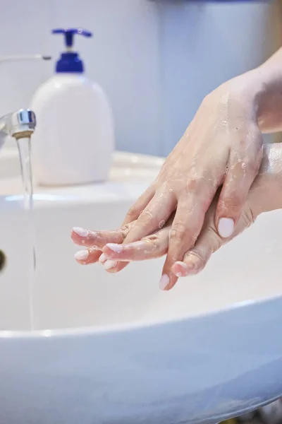 Vista Cerca Mujer Usando Jabón Lavándose Las Manos Debajo Del — Foto de Stock
