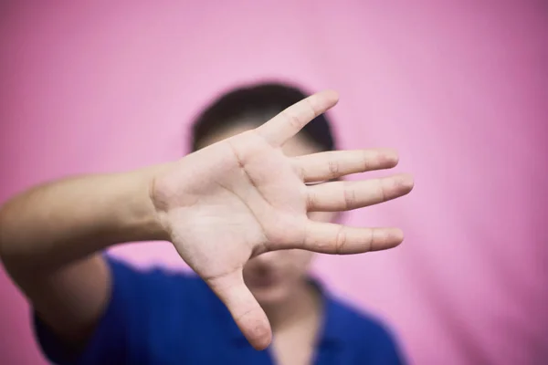 Aile içi şiddet ve istismar kavramını durdurun. Kadın elleriyle dur diyor. El hareketi - Kadınlara karşı şiddeti durdurun