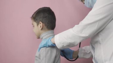 Kadın doktor, anaokulu çocuğu. Ziyaretçi doktor.
