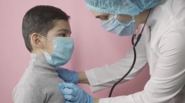 Kadın doktor, anaokulu çocuğu. Ziyaretçi doktor.