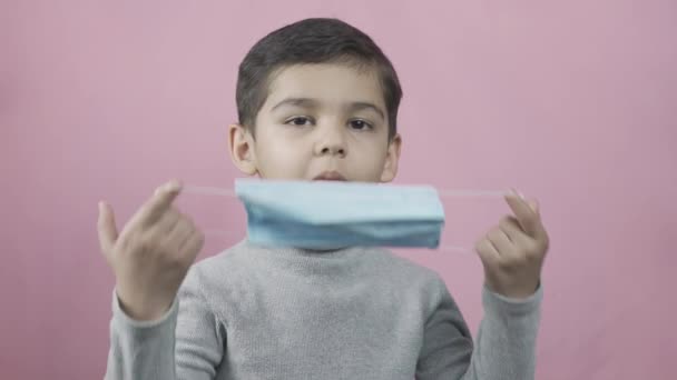 Vorschulkind Junge trägt eine medizinische Gesichtsmaske — Stockvideo
