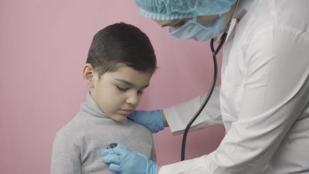 La doctora revisa al niño preescolar. Médico visitante — Vídeo de stock