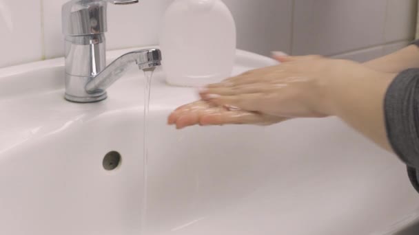 A woman washes her hands. Female shows how to wash hands — Stock Video