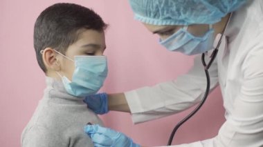 Kadın doktor, anaokulu çocuğu. Ziyaretçi doktor.