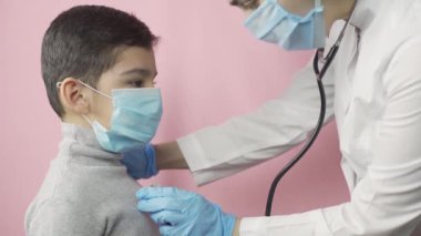 Kadın doktor, anaokulu çocuğu. Ziyaretçi doktor.