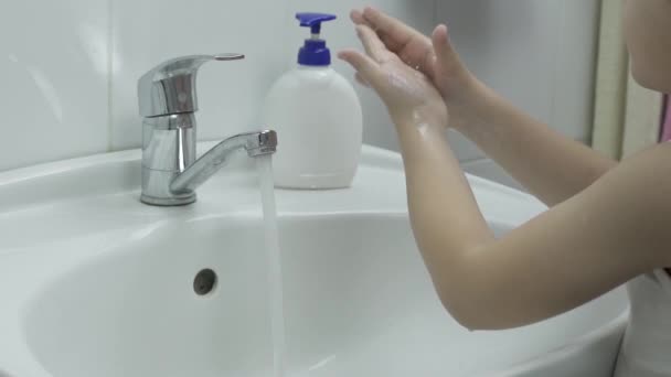 Egy kisfiú megmossa a kezét. A 7 éves fiú kézmosást mutat. — Stock videók