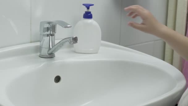 Un petit garçon se lave les mains. 7-year-old garçon montre lavage des mains — Video