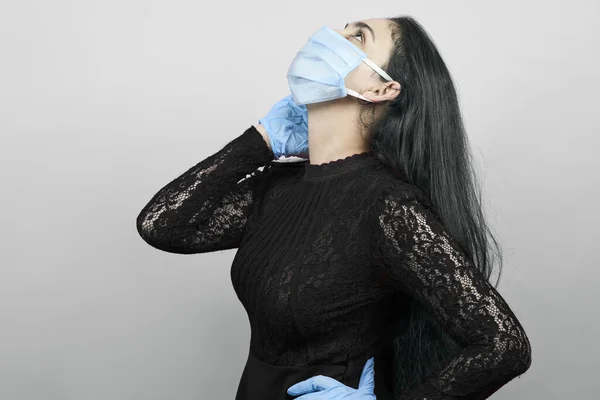 一个穿着晚礼服和外科口罩的年轻中东女人戴着外科口罩的美女庆祝 中年妇女在检疫期间与Covid 19流行病作斗争的画像 — 图库照片