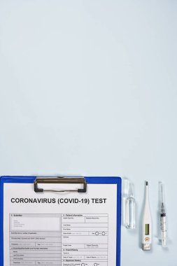 Coronavirus test formu. COVID-19 testini yaptırıyorum. 2019-Ncov testi. Tıbbi malzeme, termometre, şırınga ve ampul içeren yeni Corona virüsü için tıbbi test formu