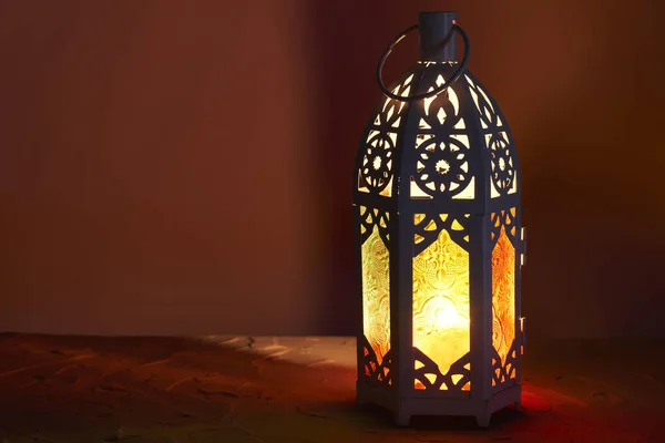 Lampu Arab Ornamental Dengan Lilin Menyala Dalam Gelap Kartu Ucapan — Foto Stok Gratis