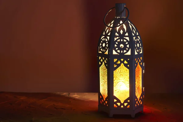Linterna Árabe Ornamental Con Vela Encendida Que Brilla Oscuridad Tarjeta Imágenes De Stock Sin Royalties Gratis